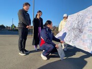 情報が書き込まれた地図を眺めるロバート秋山ら。(c)テレビ東京