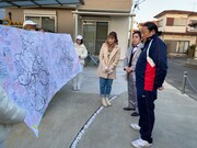 情報が書き込まれた地図を眺めるロバート秋山ら。(c)テレビ東京