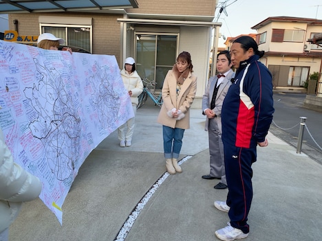 情報が書き込まれた地図を眺めるロバート秋山ら。(c)テレビ東京