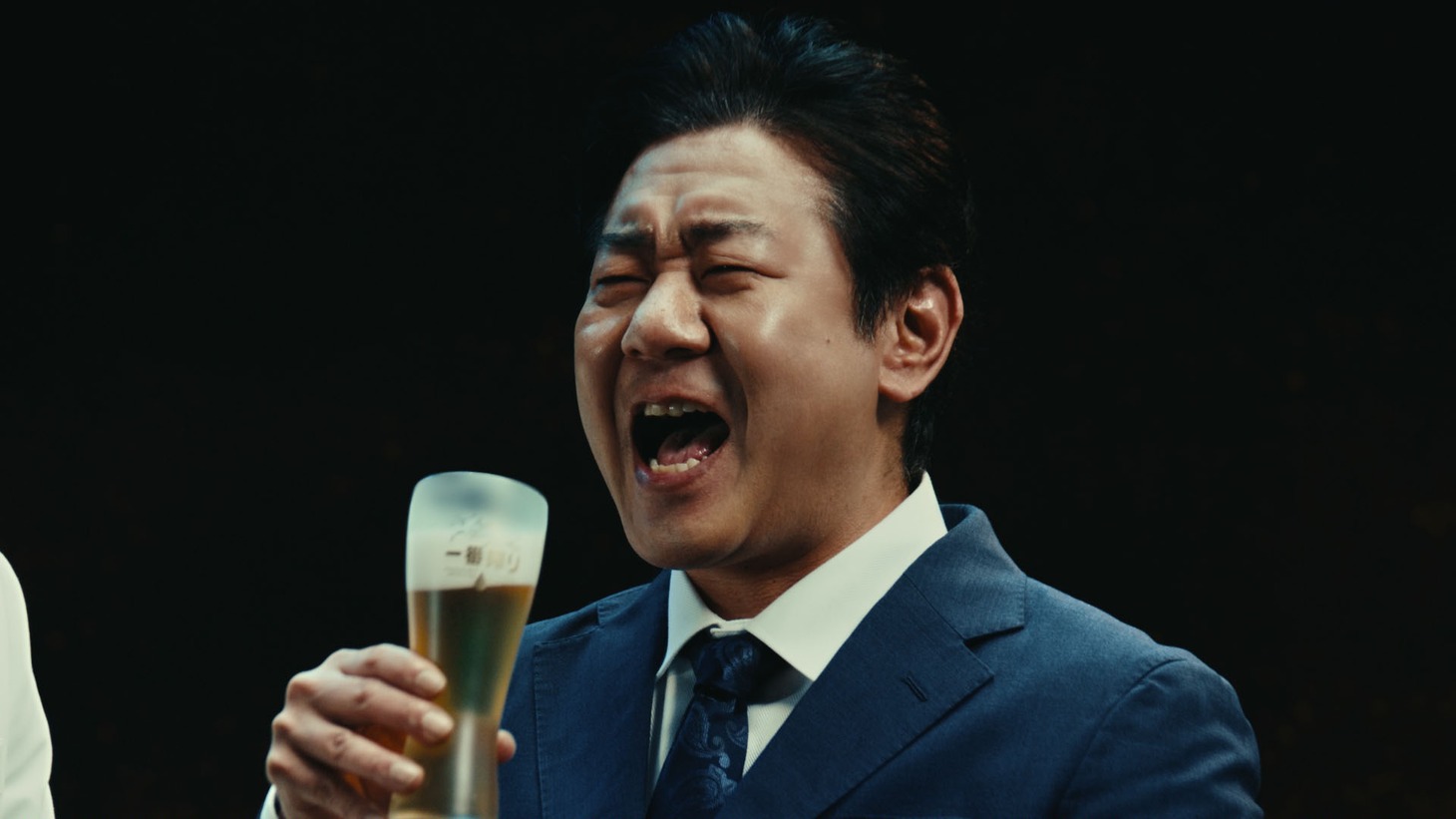 Web CM「一番搾りは何が一番？錦鯉さんに聞いてみた。」に出演する錦鯉・渡辺。