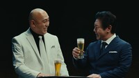 Web CM「一番搾りは何が一番？錦鯉さんに聞いてみた。」に出演する錦鯉。