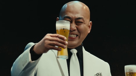 Web CM「一番搾りは何が一番？錦鯉さんに聞いてみた。」に出演する錦鯉・長谷川。