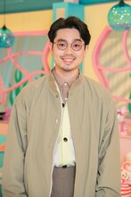 「沼にハマってきいてみた」MCのハマ・オカモト。(c)NHK