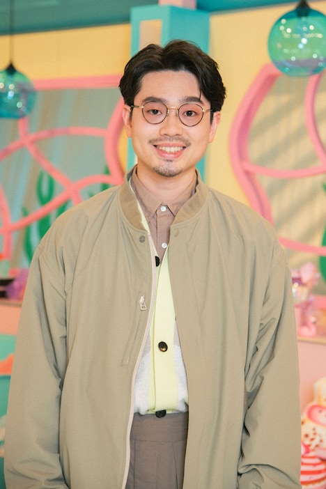 「沼にハマってきいてみた」MCのハマ・オカモト。(c)NHK