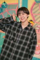 「沼にハマってきいてみた」MCのラランド・サーヤ。(c)NHK