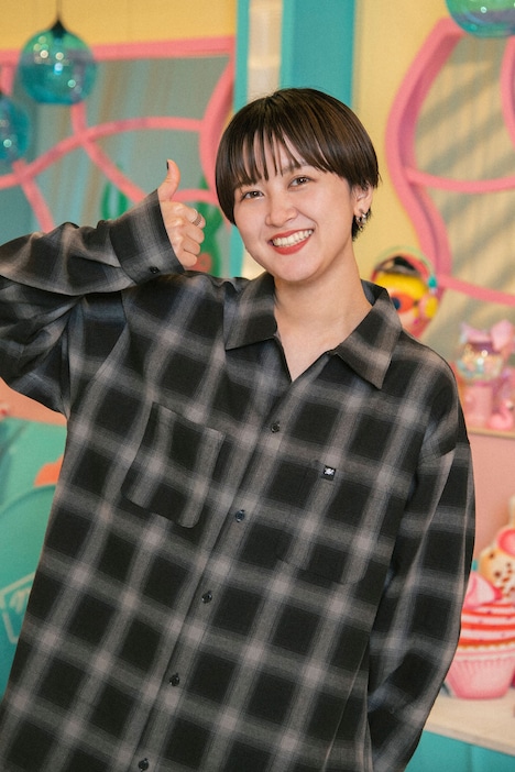 「沼にハマってきいてみた」MCのラランド・サーヤ。(c)NHK