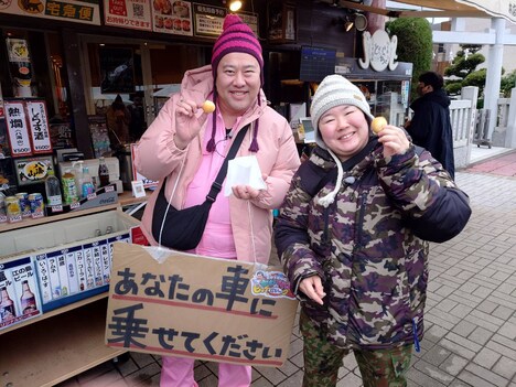 「安村やす子の安心できない!?ヒッチはい～ク旅」に出演するとにかく明るい安村とやす子。(c)テレビ東京