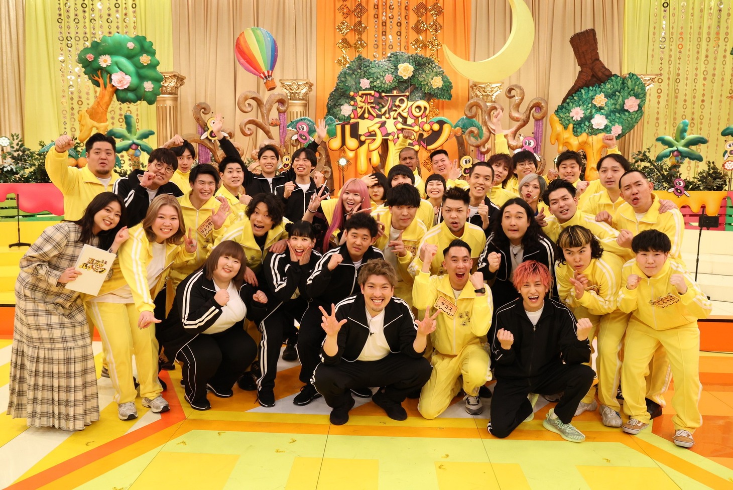 ゲストのEXIT軍団が集結した「深夜のハチミツ」出演者たち。(c)フジテレビ