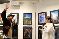 至近距離でイワクラに手をふる田津原理音。