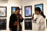 うれしくてイワクラに近づいていく田津原理音。