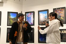 これ以上近づいて来ないよう制止する蛙亭イワクラ。