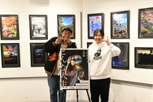 田津原理音 作品展「どんな人生、―進―」にて、田津原理音と蛙亭イワクラ。