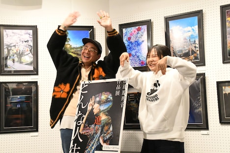 カメラに「来てー！」とアピールする田津原理音と蛙亭イワクラ。