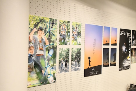 田津原理音 作品展「どんな人生、―進―」の様子。