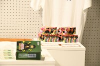 田津原の作品がプリントされたインスタントカメラ。