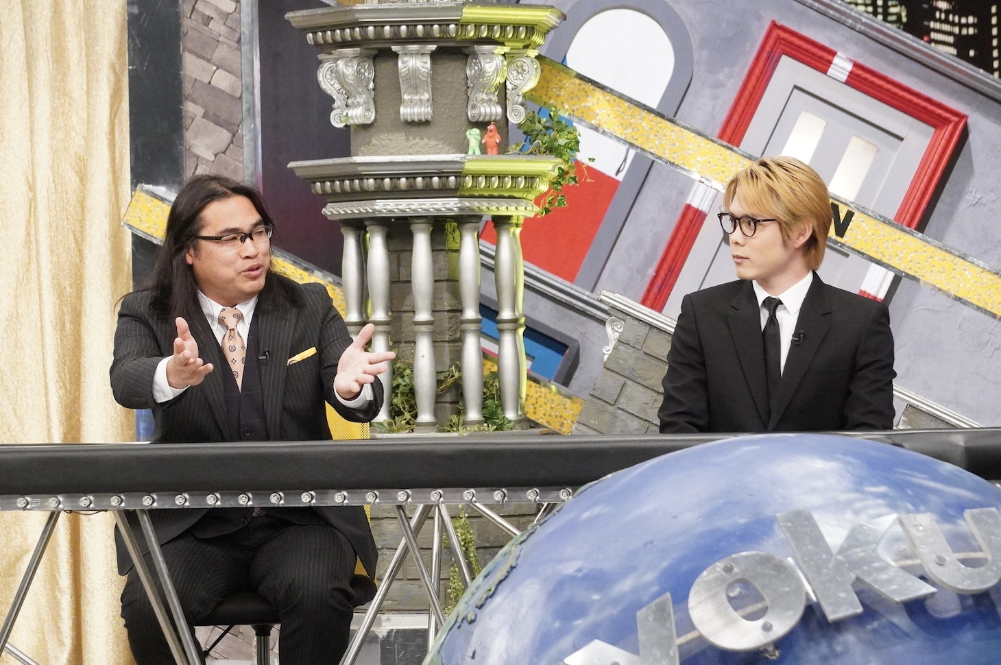 左から、ロッチ中岡、細田佳央太。(c)フジテレビ