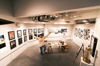 田津原理音 作品展「どんな人生、―進―」の様子。（写真提供：吉本興業）