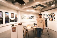 田津原理音 作品展「どんな人生、―進―」の様子。（写真提供：吉本興業）