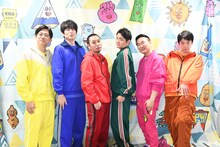 左から博多華丸・大吉、千鳥、かまいたち。カメラマンからの「モデル風ポーズ」というリクエストに応えた。