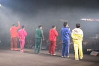 「華大さんと千鳥くん」×TGCコラボステージの様子。(c)マイナビ 東京ガールズコレクション 2024 SPRING/SUMMER