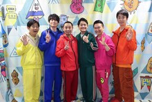 囲み取材に応じた博多華丸・大吉、千鳥、かまいたち。（写真提供：関西テレビ）