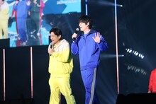 ランウェイを歩く博多華丸・大吉。(c)マイナビ 東京ガールズコレクション 2024 SPRING/SUMMER