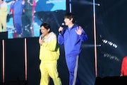 ランウェイを歩く博多華丸・大吉。(c)マイナビ 東京ガールズコレクション 2024 SPRING/SUMMER