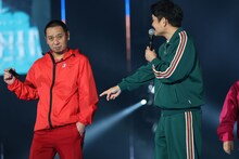 モデル然とした表情を崩さない千鳥・大悟（左）(c)マイナビ 東京ガールズコレクション 2024 SPRING/SUMMER