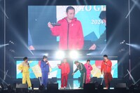 「華大さんと千鳥くん」×TGCコラボステージの様子。(c)マイナビ 東京ガールズコレクション 2024 SPRING/SUMMER