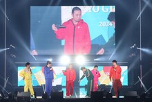 「華大さんと千鳥くん」×TGCコラボステージの様子。(c)マイナビ 東京ガールズコレクション 2024 SPRING/SUMMER