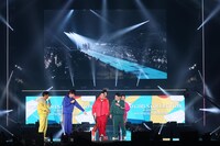 「華大さんと千鳥くん」×TGCコラボステージの様子。(c)マイナビ 東京ガールズコレクション 2024 SPRING/SUMMER