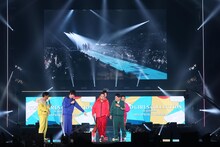 「華大さんと千鳥くん」×TGCコラボステージの様子。(c)マイナビ 東京ガールズコレクション 2024 SPRING/SUMMER