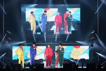 「華大さんと千鳥くん」×TGCコラボステージの様子。(c)マイナビ 東京ガールズコレクション 2024 SPRING/SUMMER