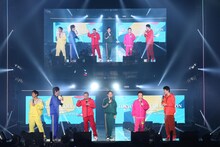 「華大さんと千鳥くん」×TGCコラボステージの様子。(c)マイナビ 東京ガールズコレクション 2024 SPRING/SUMMER