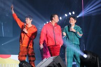 「華大さんと千鳥くん」×TGCコラボステージの様子。(c)マイナビ 東京ガールズコレクション 2024 SPRING/SUMMER