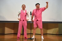 サンシャイン池崎がアップデートした「ちょん」漫才を披露するちゃんぴおんず。
