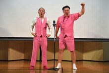 サンシャイン池崎がアップデートした「ちょん」漫才を披露するちゃんぴおんず。