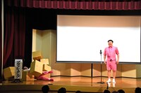 サンシャイン池崎がアップデートした「ちょん」漫才を披露するちゃんぴおんず。