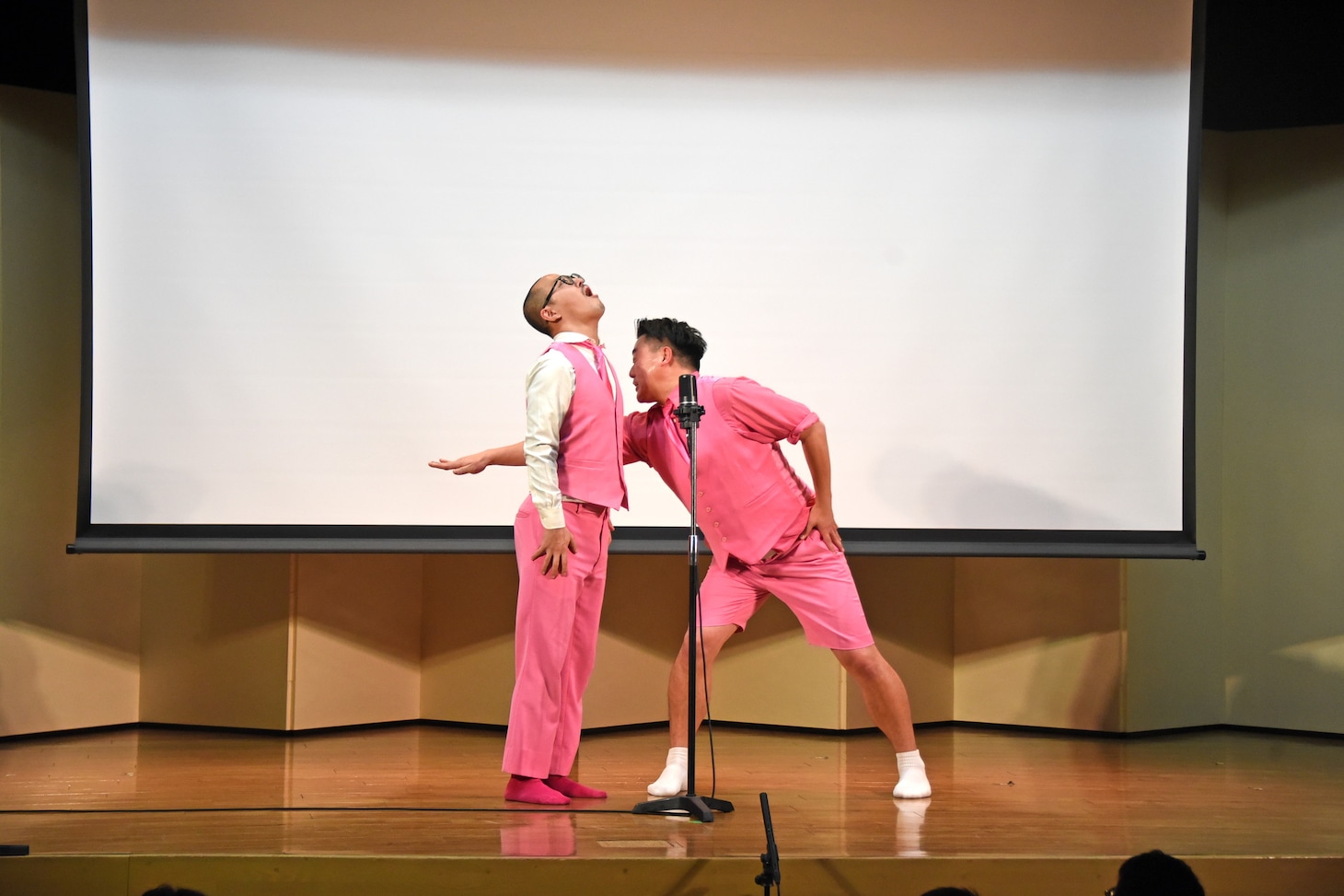 サンシャイン池崎がアップデートした「ちょん」漫才を披露するちゃんぴおんず。