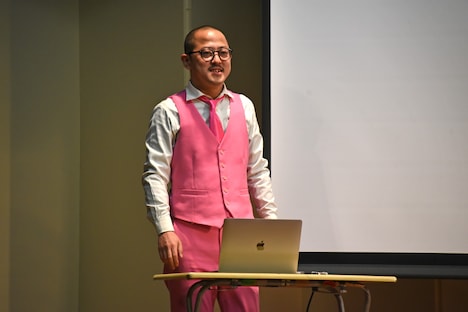 千原ジュニアがアップデートした「ちょん」のネタを披露するちゃんぴおんず大崎。