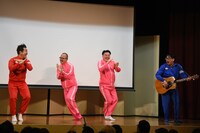 「ちょんでだろう」を披露するちゃんぴおんずとテツandトモ。