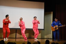 「ちょんでだろう」を披露するちゃんぴおんずとテツandトモ。