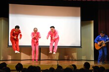 「ちょんでだろう」を披露するちゃんぴおんずとテツandトモ。