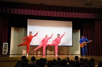 「ちょんでだろう」を披露するちゃんぴおんずとテツandトモ。