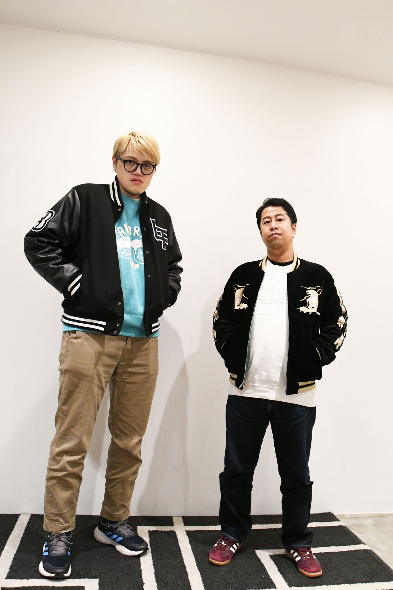 飯塚大悟とウエストランド井口。飯塚は「オードリーのオールナイトニッポン in 東京ドーム」グッズのトレーナーとスタジャンを着用。