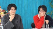 左から、鈴鹿央士、奥平大兼。(c)フジテレビ