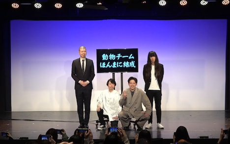 「かんざき貫太郎（動物チーム）による催し『ズーゾン』～金属バットと共に～」の写真撮影タイムの様子。