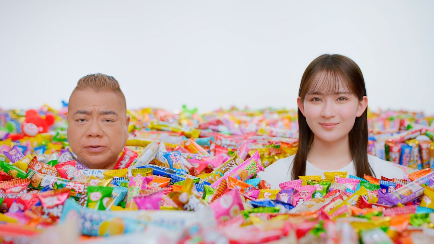 ブルボン プチシリーズの新テレビCM「推しがちょいちょい見つかる」編のワンシーン。