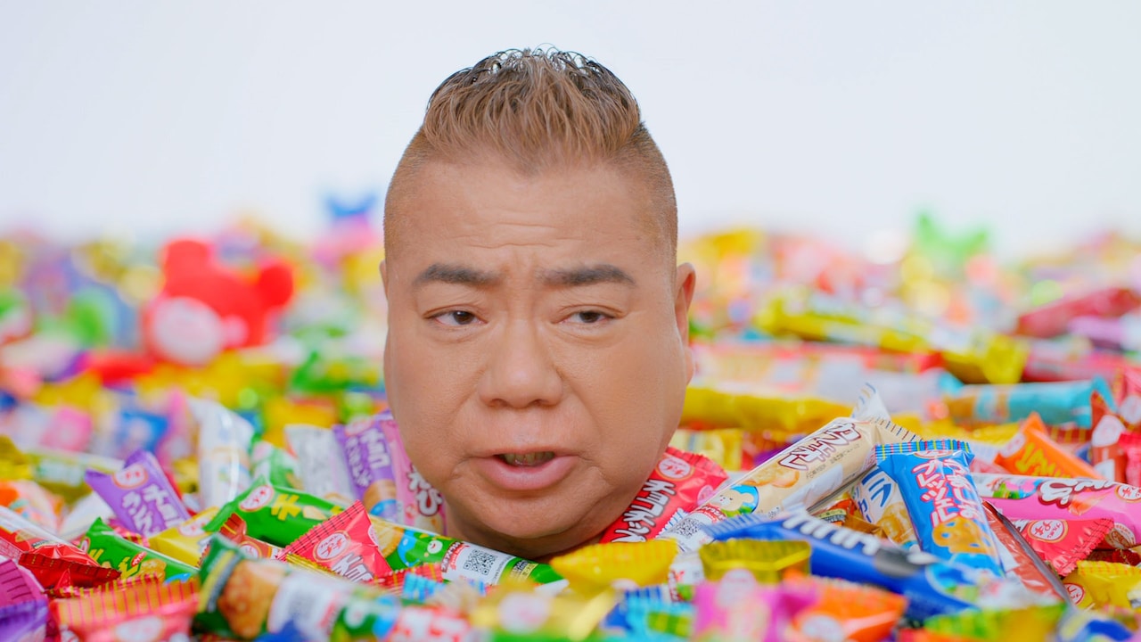 ブルボン プチシリーズの新テレビCM「推しがちょいちょい見つかる」編より、出川哲朗。