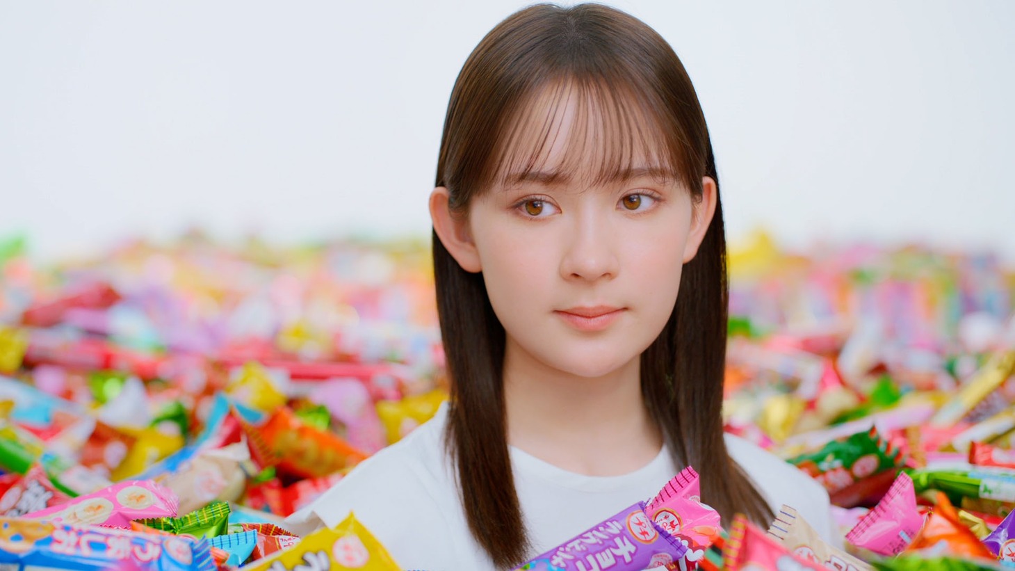 ブルボン プチシリーズの新テレビCM「推しがちょいちょい見つかる」編のワンシーン。